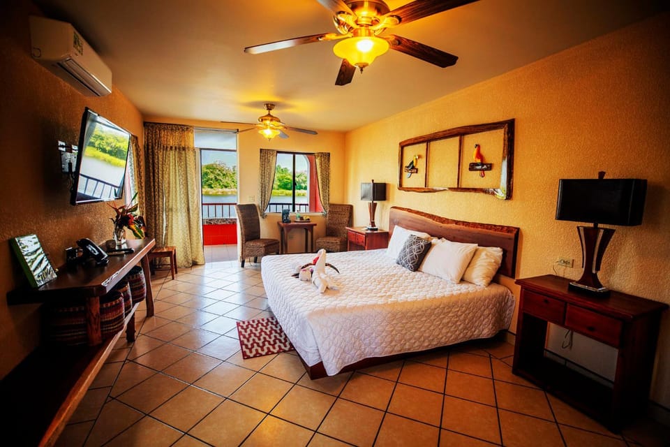 Bed, Photo of the whole room, Decorative detail, Decorative detail