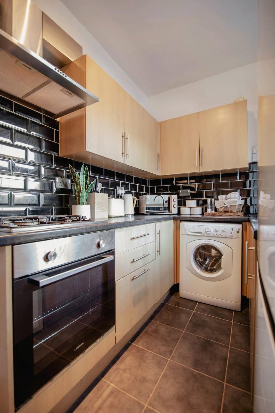 Coffee/tea facilities, Kitchen or kitchenette, oven, stove
