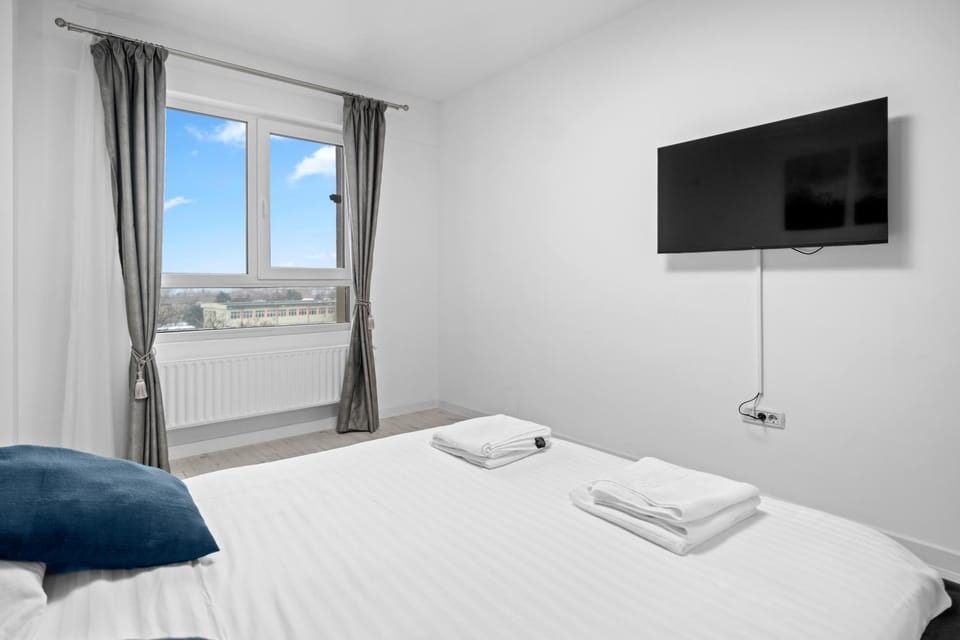 Bed, TV and multimedia, Photo of the whole room, Bedroom