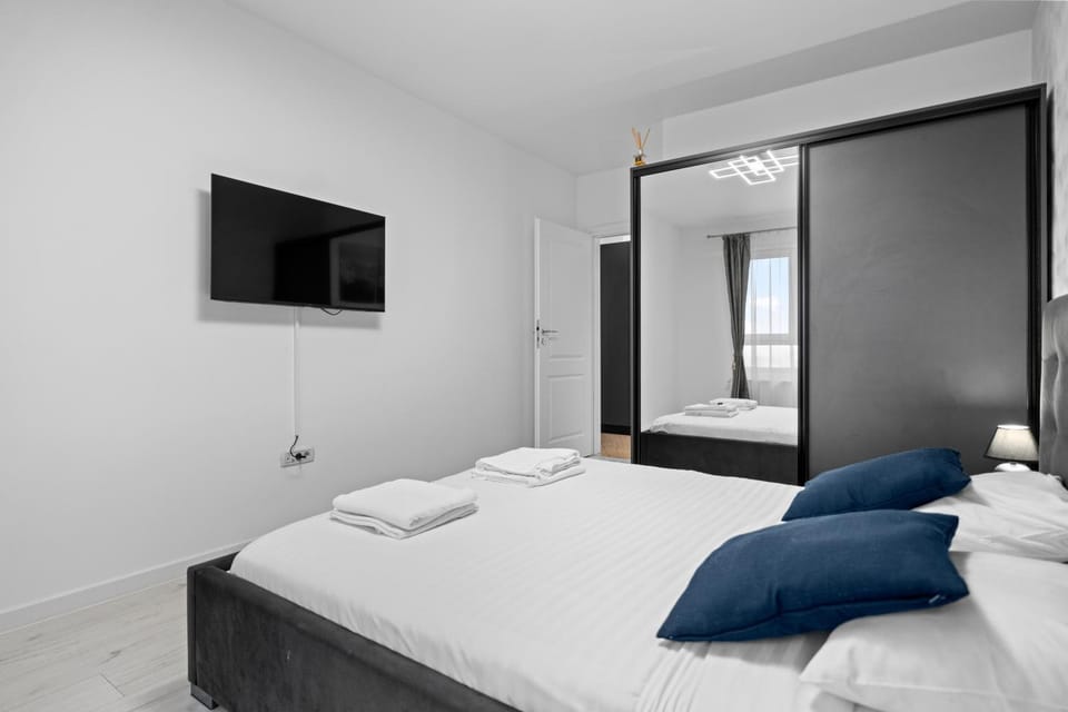 Bed, TV and multimedia, Photo of the whole room, Bedroom