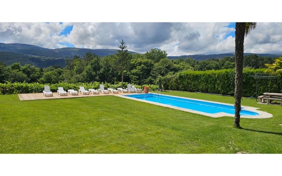 Nearby landmark, Day, Garden, Swimming pool, sunbed