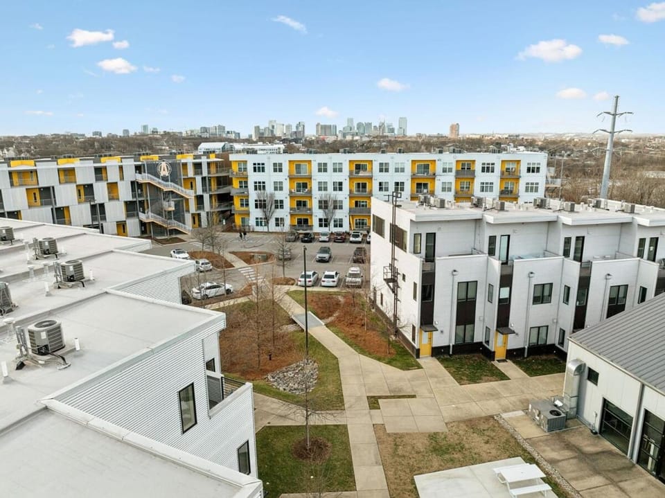 Property building, Neighbourhood, City view, Location, Parking
