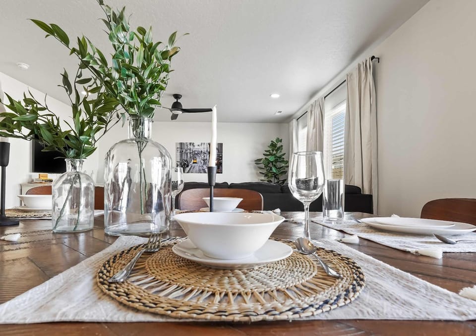 Spacious 6BR - Sleeps 22 - Game Room & Pool Access House in Oregon