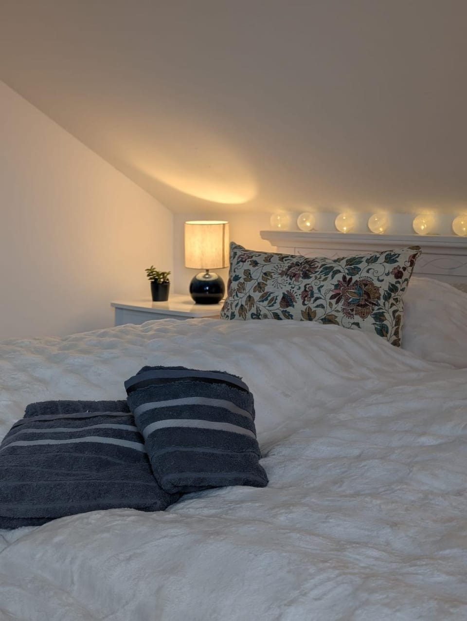 Bedroom, towels