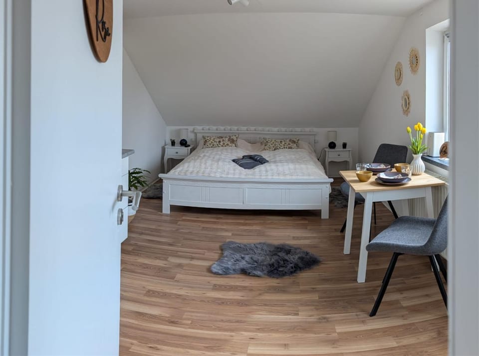 Photo of the whole room, Seating area, Bedroom