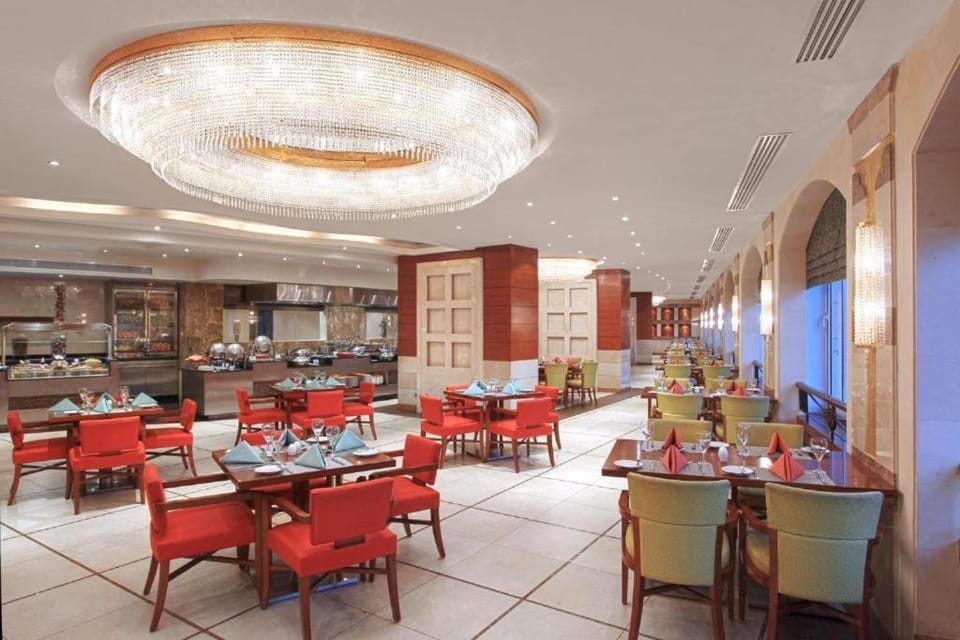 Restaurant/places to eat, Living room, Food and drinks