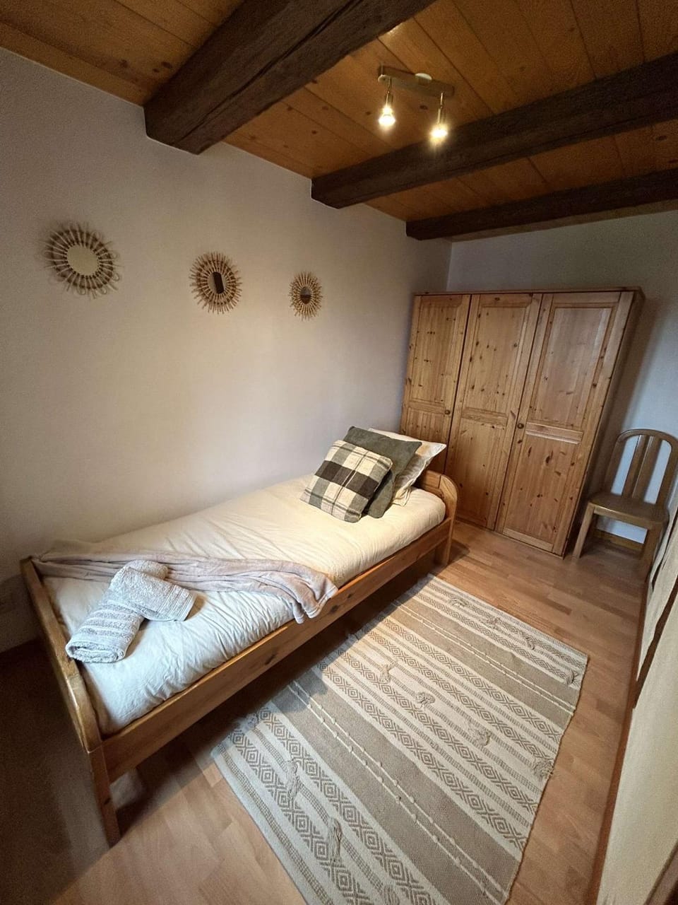 Photo of the whole room, Bedroom