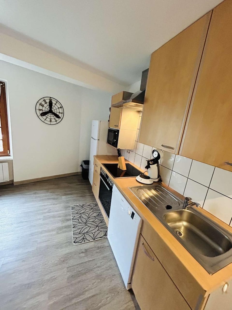 Kitchen or kitchenette, dishwasher, stove