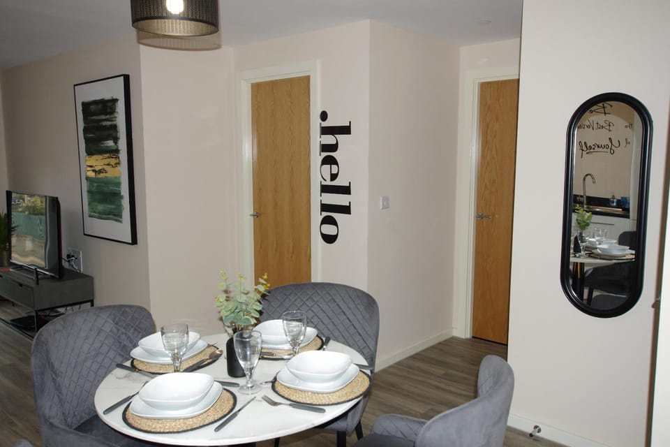 2 Bed 2 Bath Apartment Close to City Ctre Sleeps 5 -Free Parking Apartment in Salford