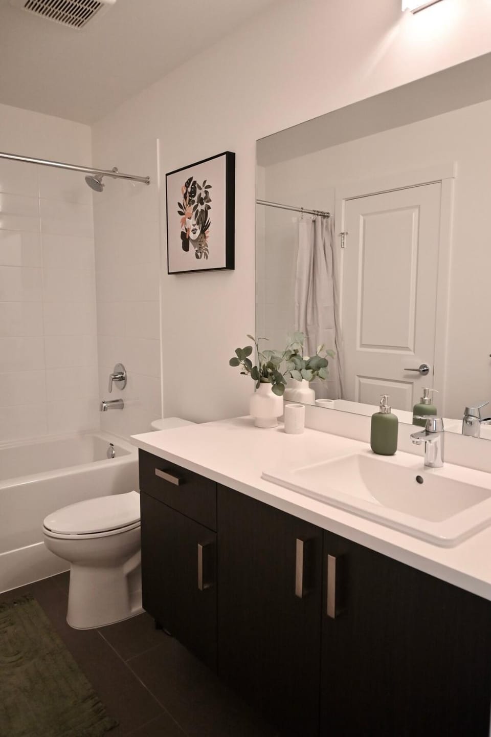 Stylish 2-Bedroom Condo - Premium Comfort, Central Location Apartment in Surrey