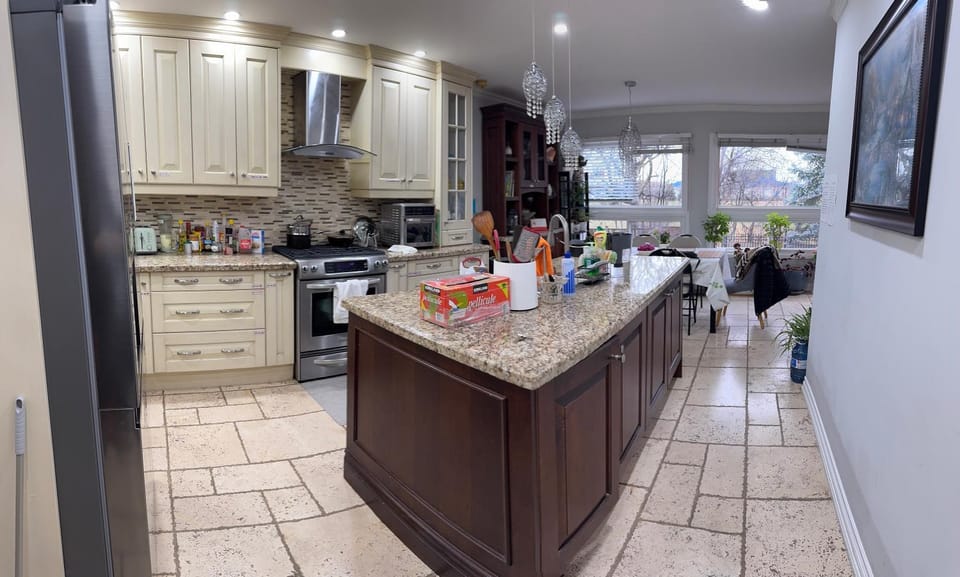 Large private room Vacation rental in Mississauga
