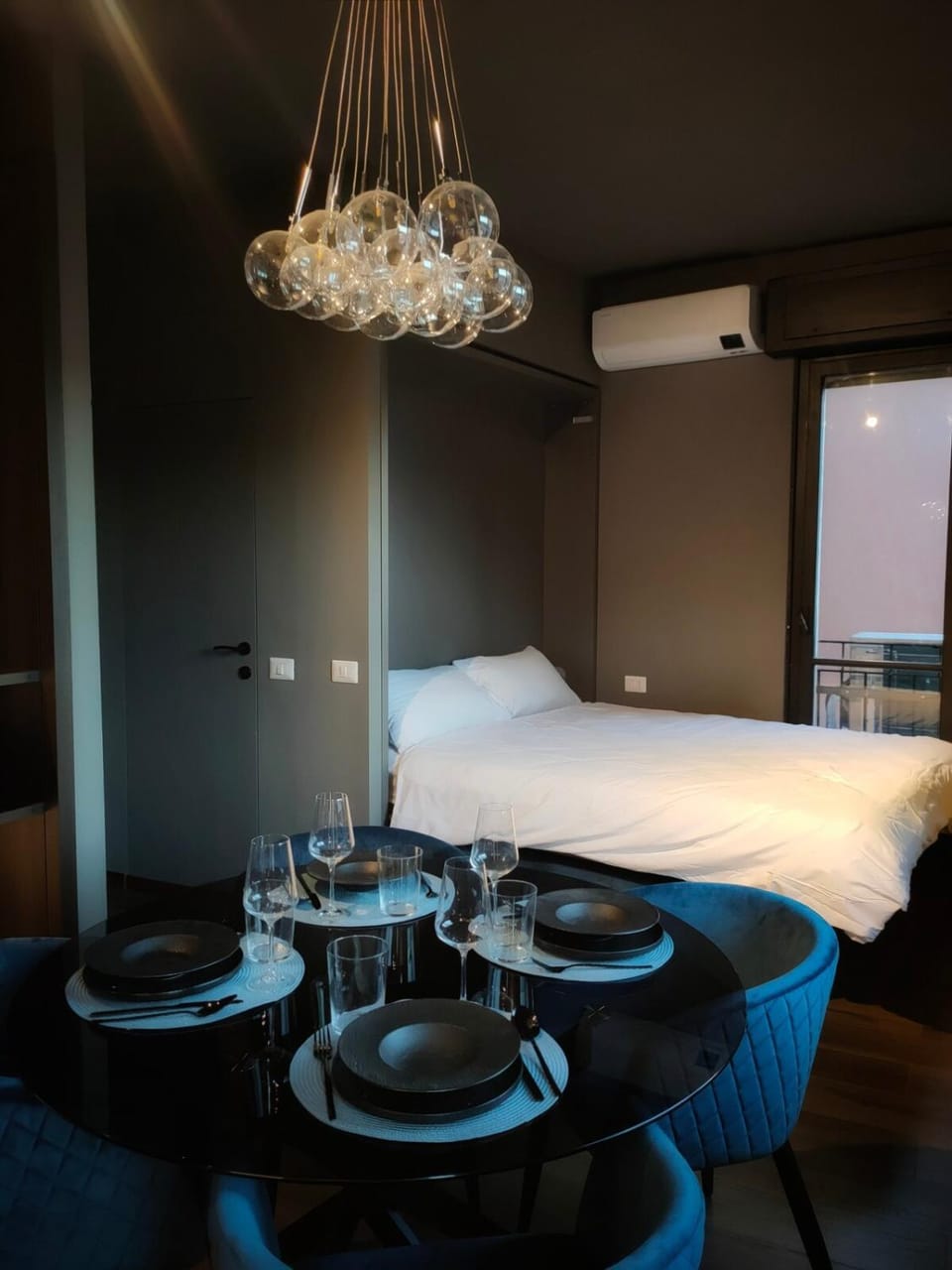 Bed, Living room, Photo of the whole room, Bedroom, air conditioner