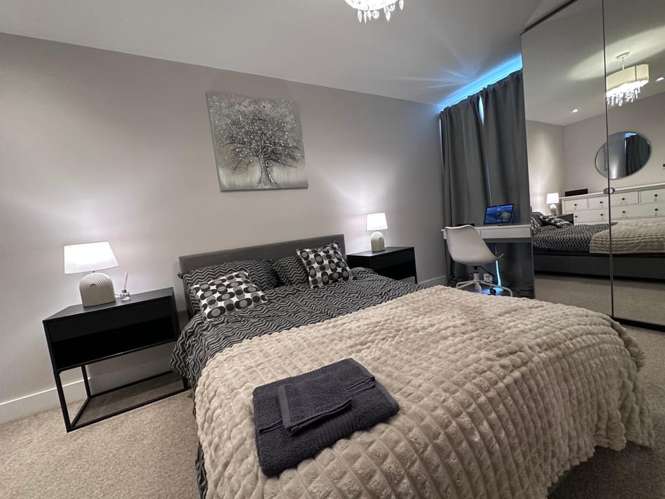 Bed, Bedroom, towels