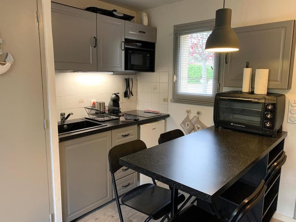 Kitchen or kitchenette, Dining area, oven, stove