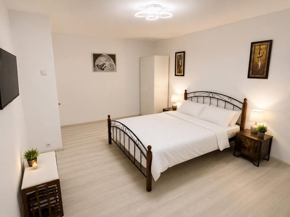 Bed, TV and multimedia, Bedroom