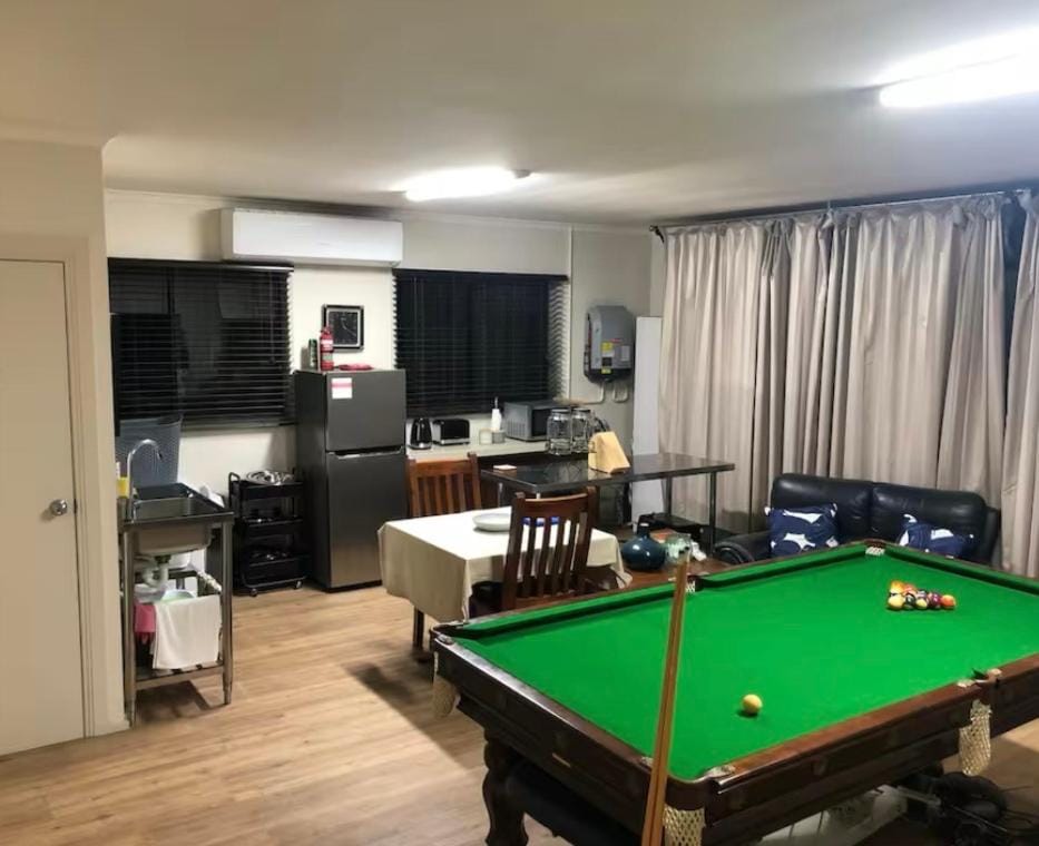 Unique Zone half house with games room & outdoor jacuzzi in Maiden Gully, Bendigo Vacation rental in Bendigo