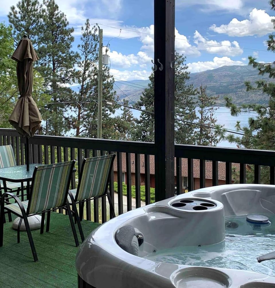 Hot Tub, View (from property/room), Balcony/Terrace, Lake view, Mountain view