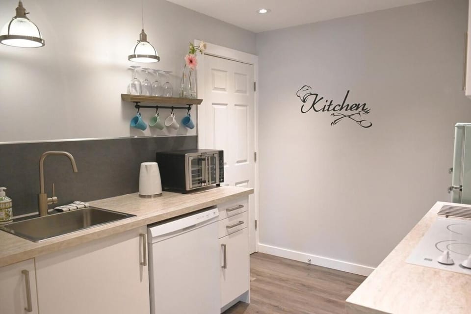 Coffee/tea facilities, Kitchen or kitchenette, dishwasher, stove, toaster