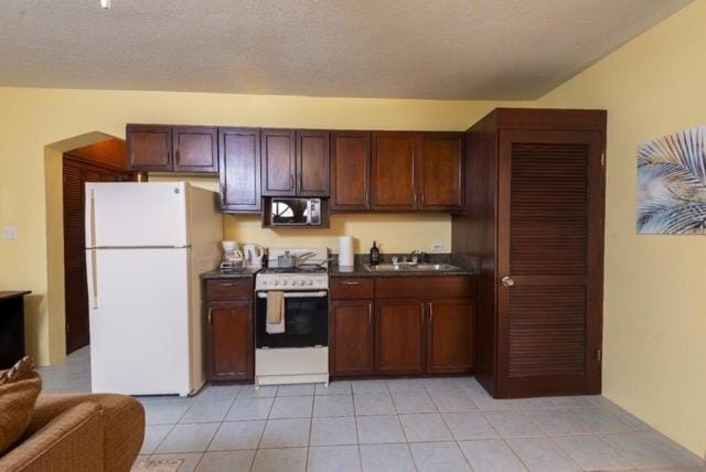 Kitchen or kitchenette, Dining area, stove
