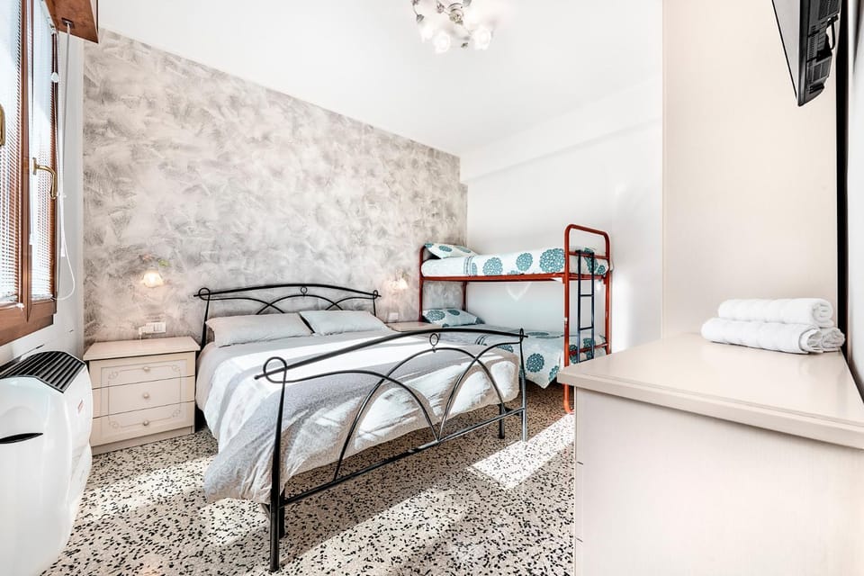 Bed, TV and multimedia, Photo of the whole room, Bedroom, bunk bed