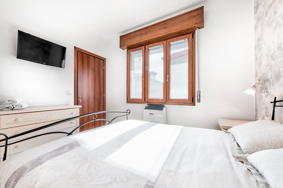 Bed, TV and multimedia, Photo of the whole room, Bedroom, wardrobe