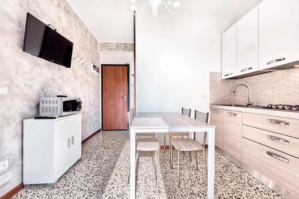 TV and multimedia, Kitchen or kitchenette, Dining area, stove
