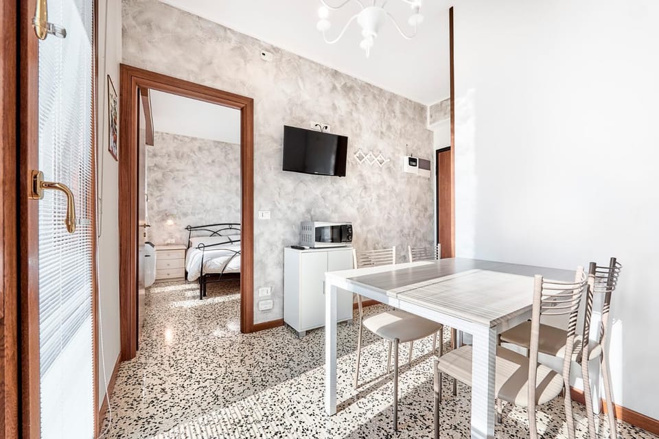 TV and multimedia, Kitchen or kitchenette, Living room, Seating area, Dining area