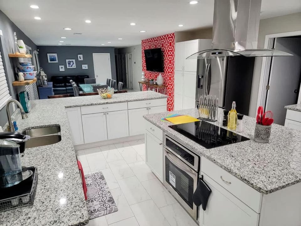 Spacious Retreat with Pool - 15 min to Downtown House in Savannah