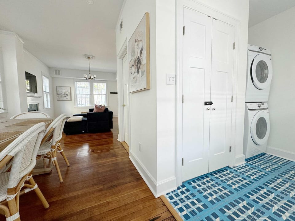 Kitchen or kitchenette, Living room, Photo of the whole room, Seating area, washing machine, dryer