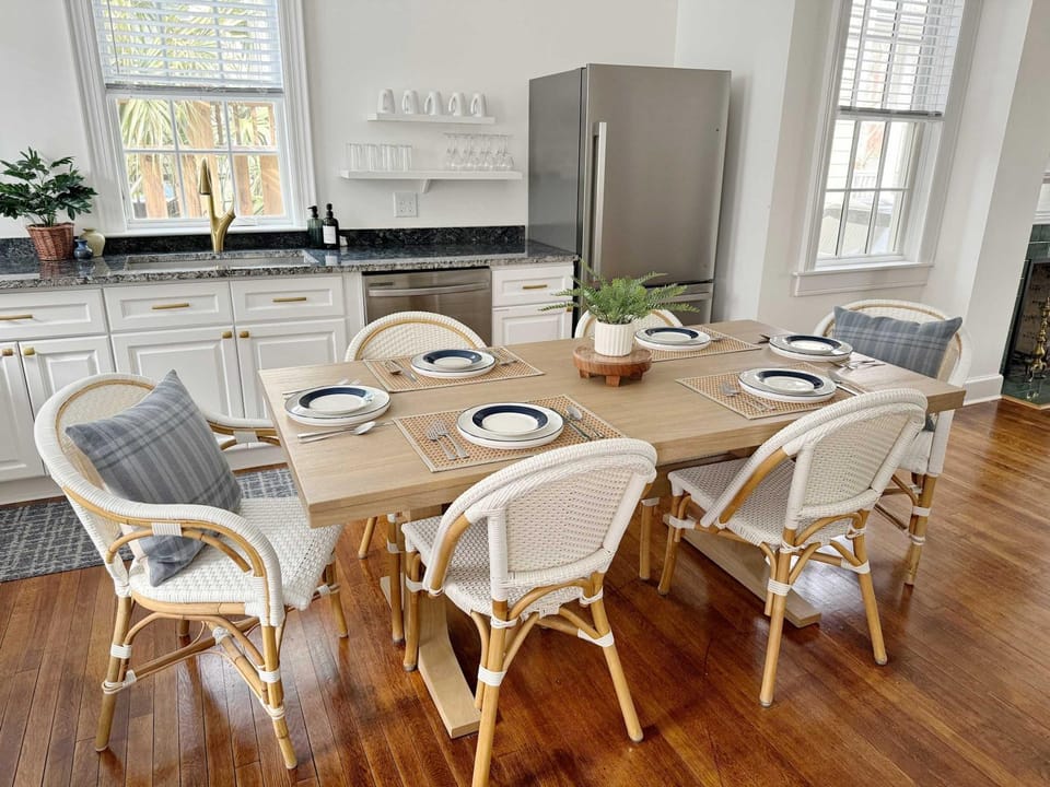 Kitchen or kitchenette, Living room, Seating area, Dining area, oven