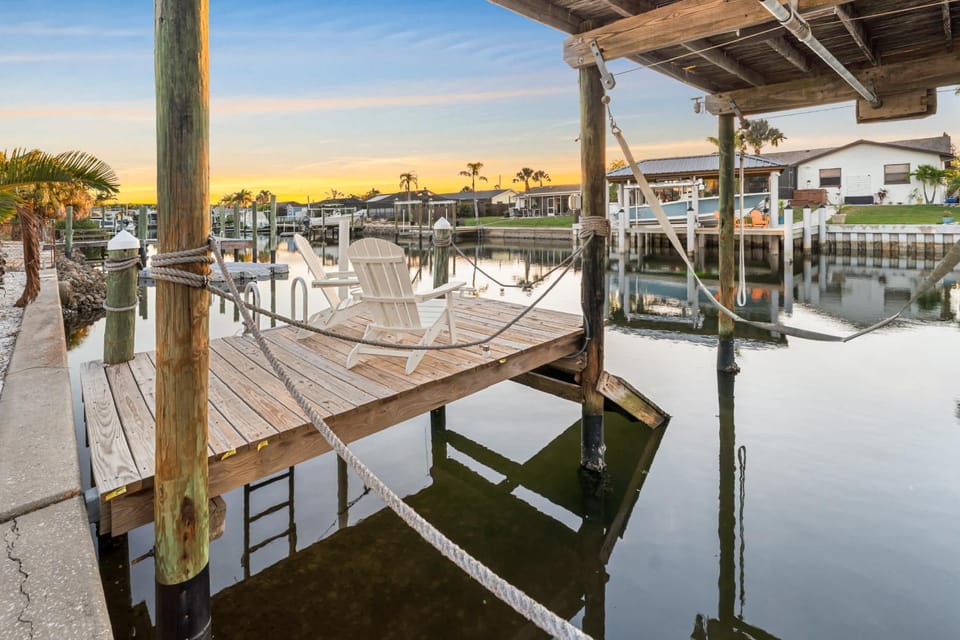 Private Dock Heated Pool Hot Tub Game Room Fun House in Apollo Beach