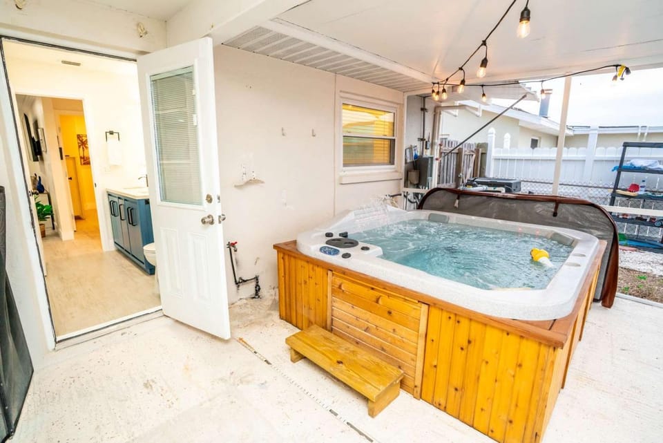 Private Dock Heated Pool Hot Tub Game Room Fun House in Apollo Beach