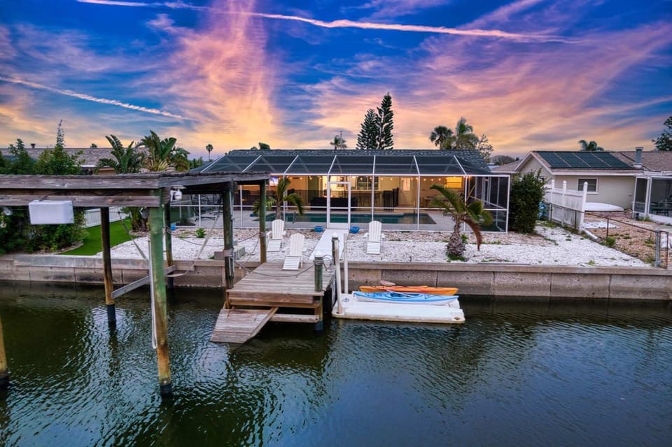 Private Dock Heated Pool Hot Tub Game Room Fun House in Apollo Beach