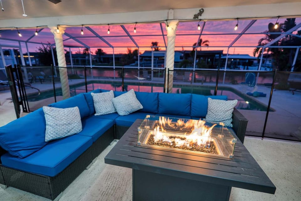 Private Dock Heated Pool Hot Tub Game Room Fun House in Apollo Beach