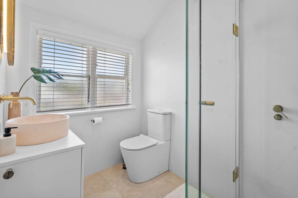 Elegant Hamilton East Home Near Gardens and Cafes House in Hamilton
