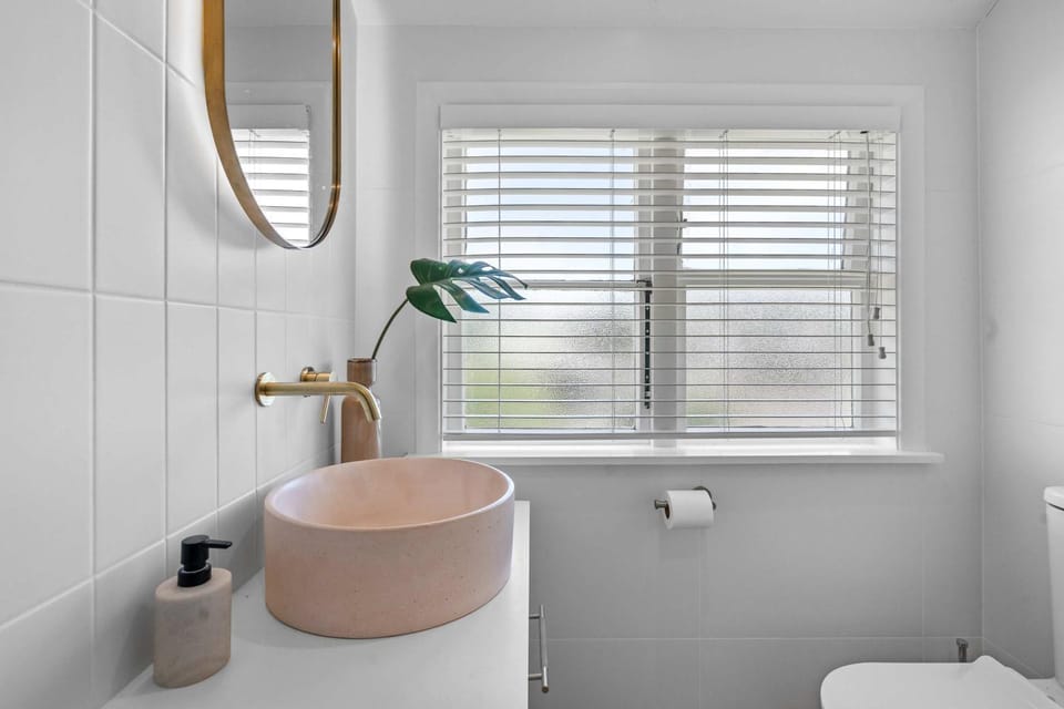 Elegant Hamilton East Home Near Gardens and Cafes House in Hamilton