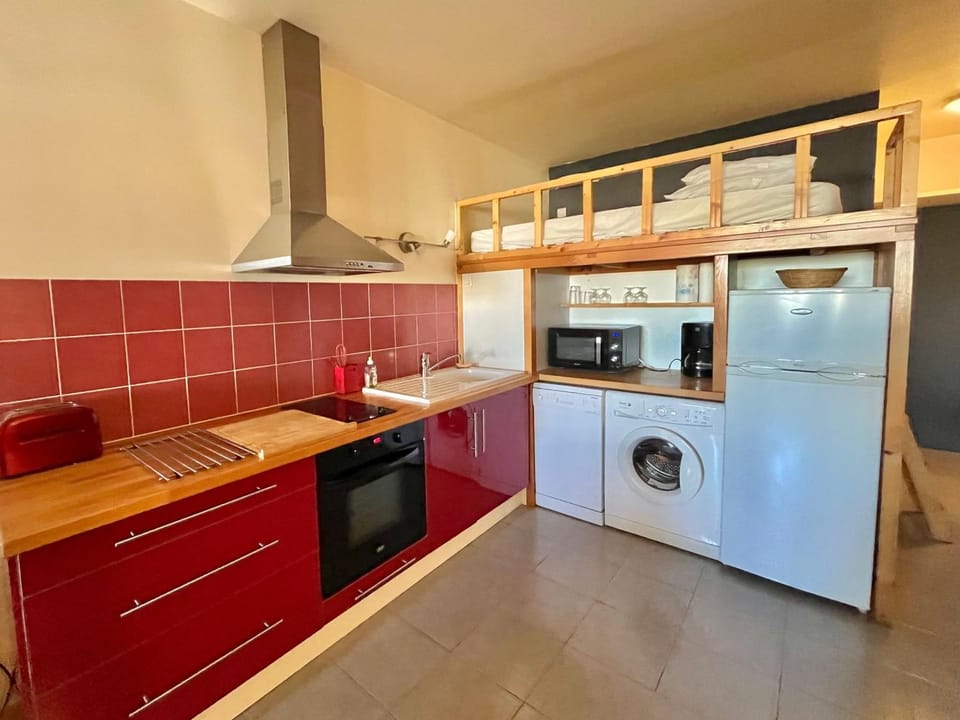 Studio centre, spacieux, plage à 500m, 4 personnes, loggia - FR-1-716-80 Apartment in La Grande-Motte