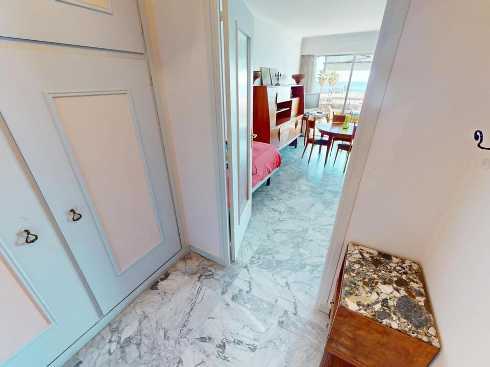 Grand studio climatisé proche centre, plages, terrasse vue mer Apartment in Roquebrune-Cap-Martin