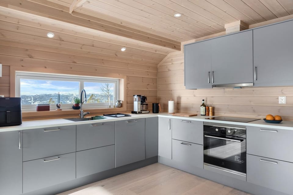 Coffee/tea facilities, Kitchen or kitchenette, dishwasher, oven, stove