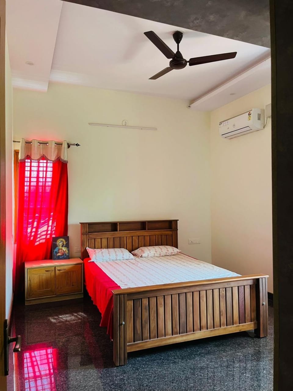 Bed, Photo of the whole room, air conditioner