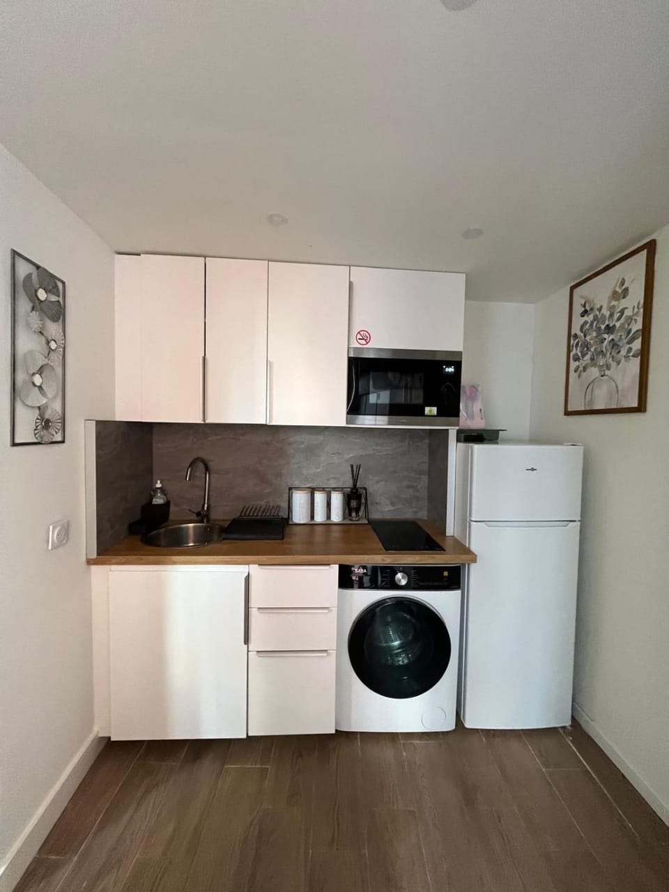 Kitchen or kitchenette, stove, toaster, washing machine