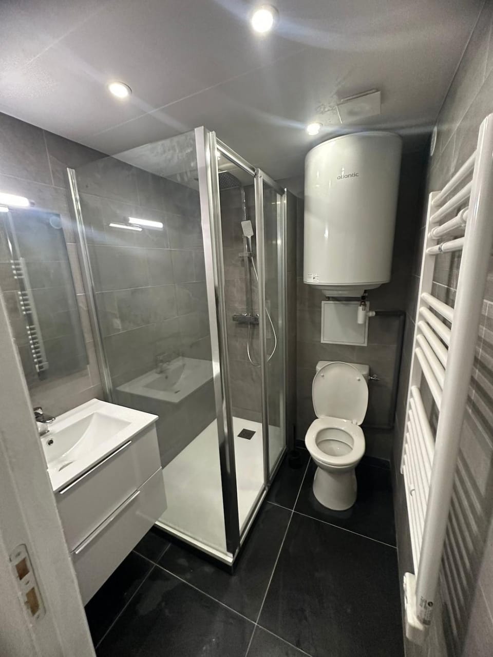 Shower, Toilet, Bathroom, towels
