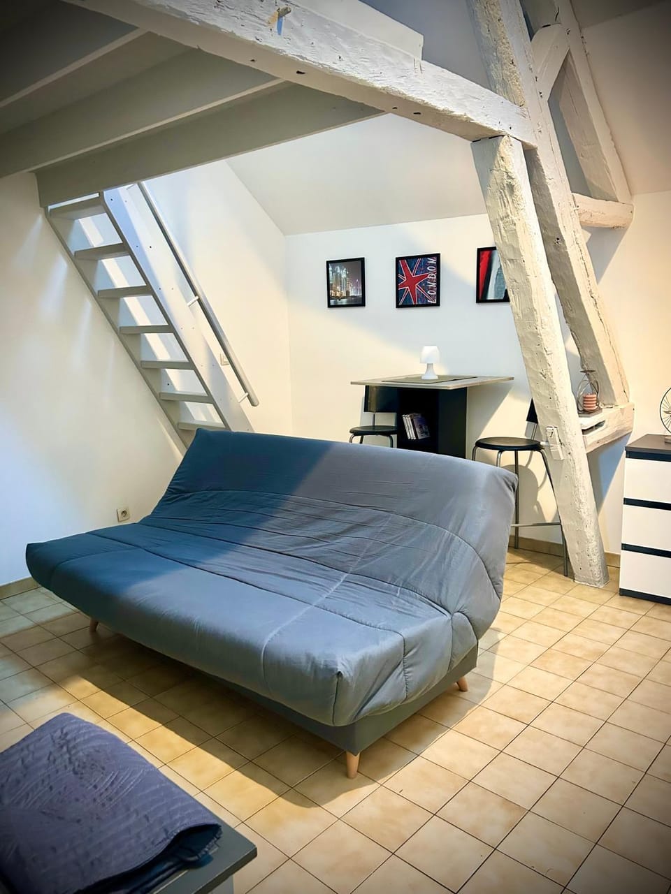 Bed, Living room, Seating area