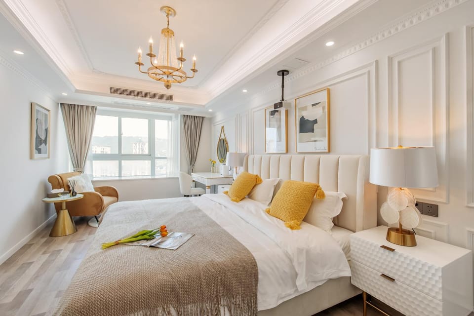 Bed, Photo of the whole room, Seating area, Bedroom