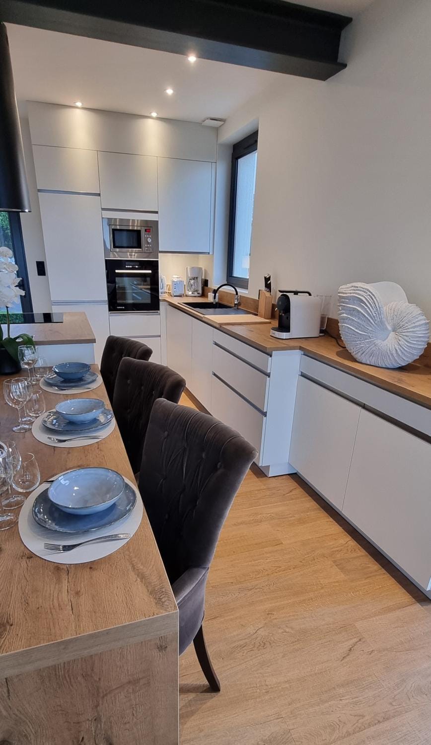 Kitchen or kitchenette, Dining area, stove