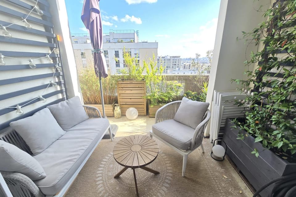 Apartment with terrace and view of Paris Apartment in Paris