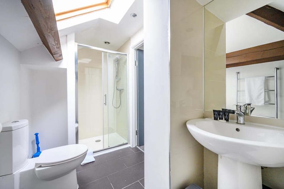 -RC83- For your relaxed,Cosy stay,Free Parking Bed and Breakfast in Leeds