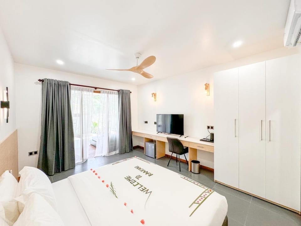 Bed, TV and multimedia, Photo of the whole room, Bedroom, towels, air conditioner