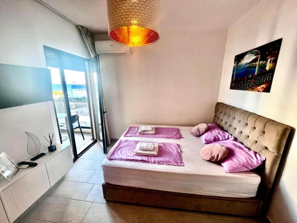 Bed, TV and multimedia, Photo of the whole room, Bedroom, towels