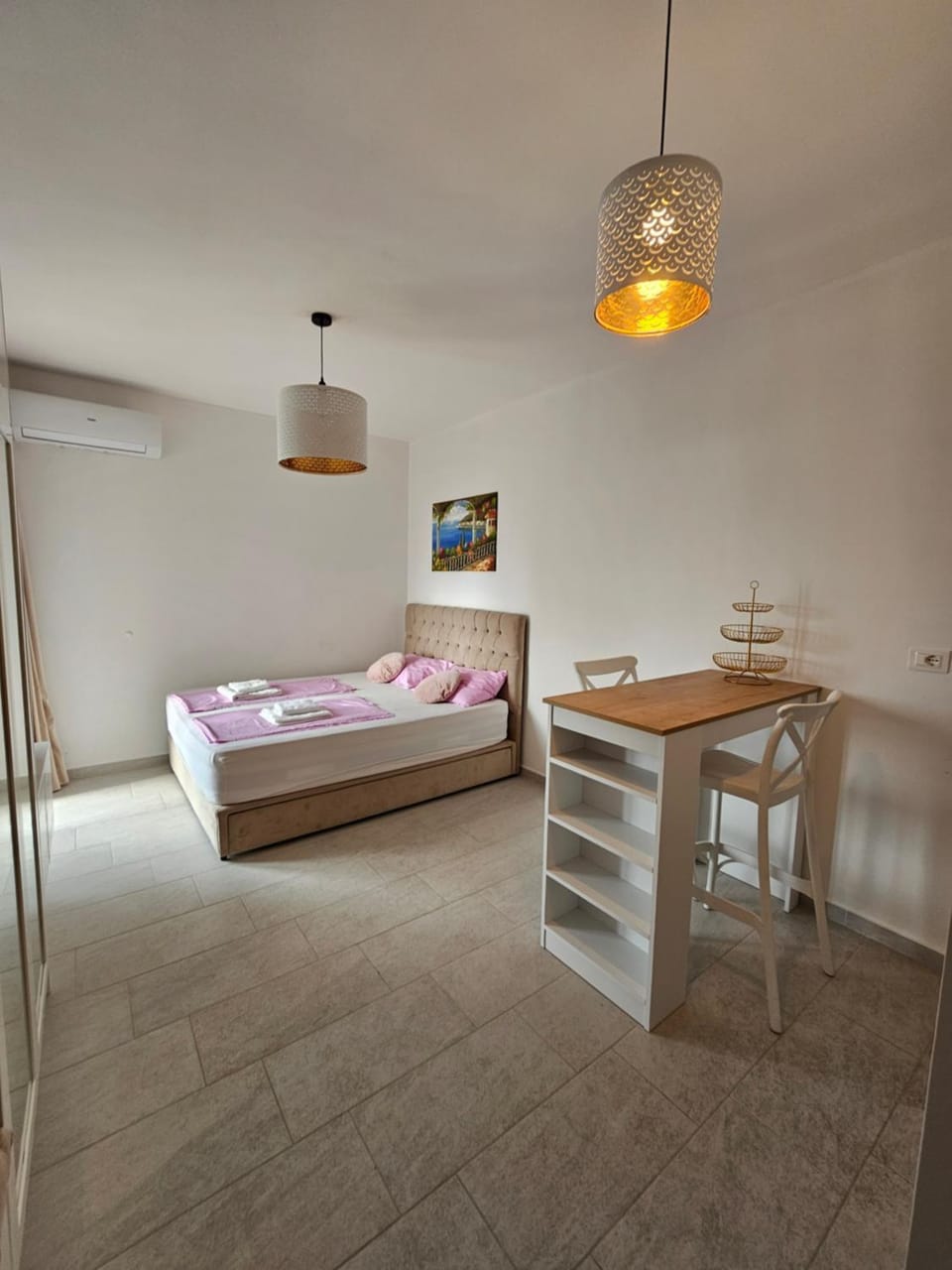 Bed, Photo of the whole room, Dining area, Bedroom
